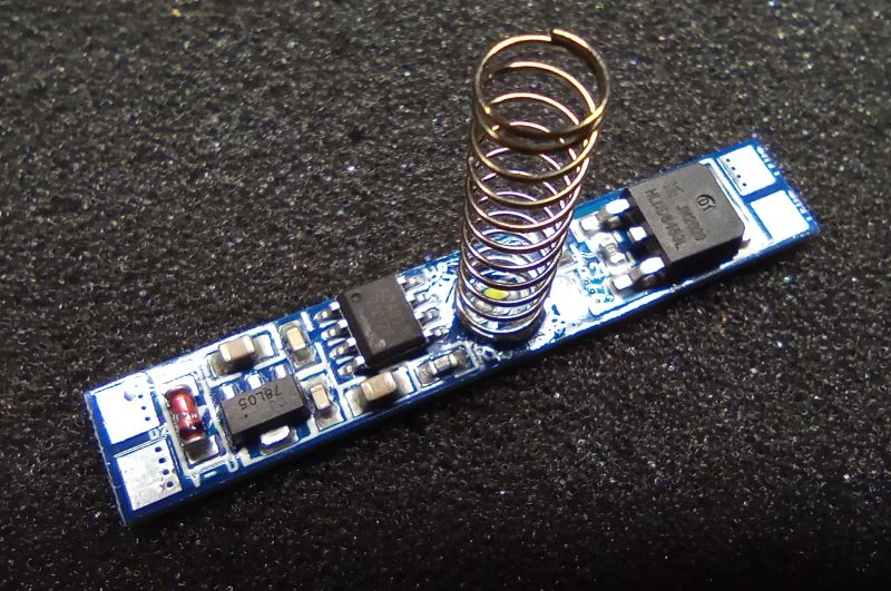 Dotykový spínač/stmívač s postupným náběhem QTD010